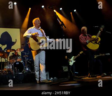 2. November 2021, Nashville, Indiana, USA: Kevin Costner tritt mit seiner Band Modern West am 2. November 2021 im Brown County Music Center in Nashville, Indiana, auf. (Bild: © Lora Olive/ZUMA Press Wire) Stockfoto