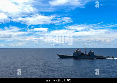 211030-N-OL611-2002 SÜDCHINESISCHES MEER (OKT 30, 2021) der US Navy Ticonderoga-Klasse-Lenkrakenkreuzer USS Shiloh (CG 67) segelt während des Betriebs am 30. Oktober 2021 in Formation mit dem Flugzeugträger USS Carl Vinson (CVN 70) der Nimitz-Klasse. Elemente der JMSDF und der U.S. Navy Carrier Strike Group (CSG) 1 führen bilaterale Operationen im Südchinesischen Meer durch. (USA Navy Foto von Mass Communication Specialist 3rd Class Tyler Wheaton) Stockfoto