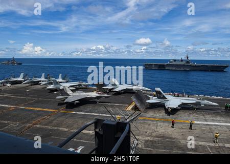 211030-N-OL611-2002 SÜDCHINESISCHES MEER (OKT 30, 2021) die japanische Maritime Self-Defense Force (JMSDF), der Hubschrauber-Zerstörer JS Kaga (DDH 184) und der Zerstörer JS Murashame (DD 101) der JMSDF-Klasse segeln während des Betriebs am 30. Oktober 2021 mit dem Flugzeugträger USS Carl Vinson (CVN 70) der Nimitz-Klasse in Formation. Elemente der JMSDF und der U.S. Navy Carrier Strike Group (CSG) 1 führen bilaterale Operationen im Südchinesischen Meer durch. (USA Navy Foto von Mass Communication Specialist 3rd Class Tyler Wheaton) Stockfoto