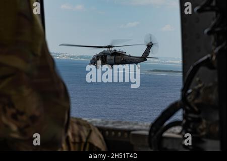 Ein 33. Rettungsgeschwader HH-60G Pave Hawk Hubschrauber fliegt über den Pazifischen Ozean zur Unterstützung der Remote Island Disaster Exercise 2021 2. November 2021. Der HH-60G Pave Hawk ist ein zweimotoriger Mittelhubschrauber, der von Air Combat Command, Pacific Air Forces, Air Education and Training Command, US Air Forces in Europe, Air National Guard und Air Force Reserve Command betrieben wird. (USA Luftwaffe Foto von Airman 1st Class Stephen Pulter) Stockfoto