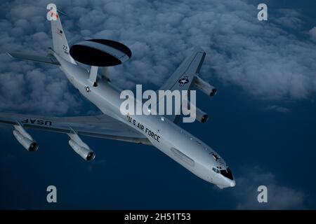 Eine dem 961. Airborne Air Control Squadron zugewiesene US Air Force E-3 Sentry startet nach Abschluss der Luftbefüllung über dem Pazifischen Ozean am 3. November 2021. Der E-3 Sentry ist in der Lage, zwischen feindseligen und freundlichen Flugzeugen zu unterscheiden, die innerhalb desselben Luftraums operieren. (USA Luftwaffe Foto von Senior Airman Jessi Monte) Stockfoto