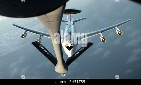 Eine der 961st Airborne Air Control Squadron zugewiesene US Air Force E-3 Sentry nähert sich einem 909th Air Betanking Squadron KC-135 Stratotanker, um Treibstoff über den Pazifischen Ozean zu erhalten, 3. November 2021. Die Kapazitäten zur Luftbetankung verlängern die Flugtrainingszeit und den Kampfradius, wodurch sichergestellt wird, dass US-amerikanische und alliierte US-amerikanische Flugzeuge für die Aufrechterhaltung des regionalen Friedens und der Stabilität im Verantwortungsbereich des Indo-Pazifik-Raums eingesetzt werden. (USA Luftwaffe Foto von Senior Airman Jessi Monte) Stockfoto