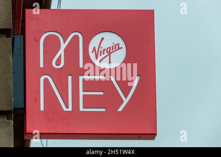 Schild der Virgin Money Bank an der Außenseite ihrer Niederlassung in High Street, Coventry, West Midlands, Großbritannien. Stockfoto