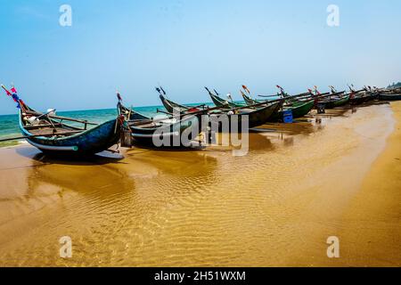 Am Strand von Tam Ky, Tam Thanh, fuhren Fischerboote hoch. Stockfoto