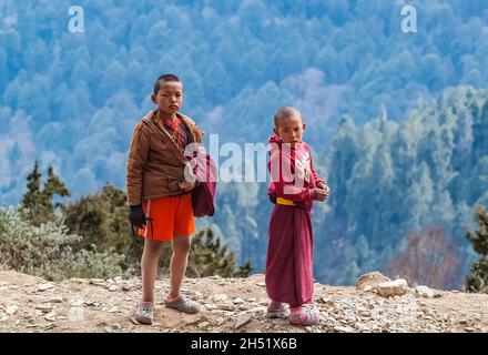 Thimphu/ Bhutan - 28. Februar 2016: Kleine Jungen Buddhistische Mönche in ihren traditionellen roten Kleidern im Kloster Phadjoding hoch im Himalaya Moun Stockfoto