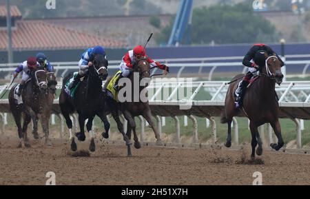 Del Mar, USA. November 2021. Jockey Joel Rosario, auf der Spitze von Echo Zulu, blickt auf den Rest des Feldes zurück, während die Zuchtstutfohlen des Breeders' Cup bei den Breeders' Cup Championships auf der Rennstrecke Del Mar in Del Mar, Kalifornien, Rennen. 5. November 2021. Foto von Mark Abraham/UPI Credit: UPI/Alamy Live News Stockfoto