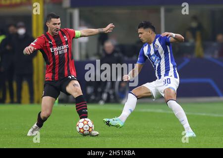 Mailand, Italien, 3. November 2021. Alessio Romagnoli vom AC Mailand fordert Evanilson vom FC Porto während des UEFA Champions League-Spiels bei Giuseppe Meazza, Mailand, heraus. Bildnachweis sollte lauten: Jonathan Moscrop / Sportimage Stockfoto