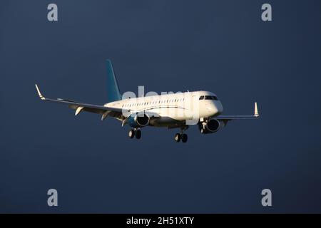 9H-NYC, eine Embraer Lineage 1000, die von AirX Charter betrieben wird, bei der endgültigen Annäherung an den Flughafen Prestwick in Ayrshire, Schottland. Das Flugzeug war in Schottland, um kirgisische Delegierte zur COP26-Klimakonferenz im nahe gelegenen Glasgow zu bringen. Stockfoto