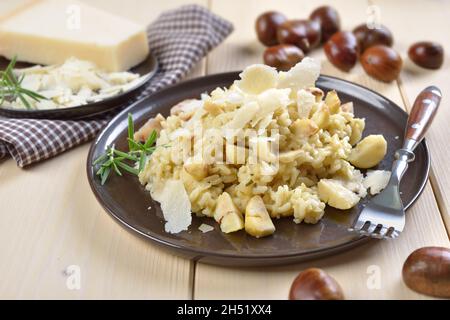 Köstliches Rosmarin-Risotto mit gekochten frischen Kastanien aus Italien und geriebenem Parmesankäse Stockfoto