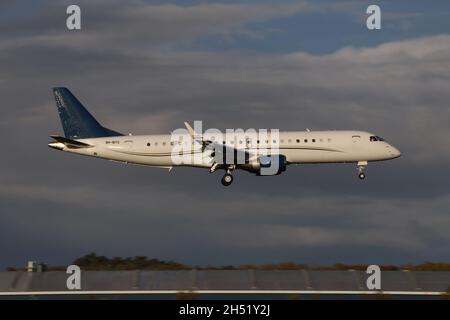 9H-NYC, eine Embraer Lineage 1000, die von AirX Charter betrieben wird, bei der endgültigen Annäherung an den Flughafen Prestwick in Ayrshire, Schottland. Das Flugzeug war in Schottland, um kirgisische Delegierte zur COP26-Klimakonferenz im nahe gelegenen Glasgow zu bringen. Stockfoto