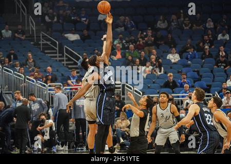 Orlando, Florida, USA, 5. November 2021, Orlando Magic Center Mo Bamba #5 gewinnt den Ball während des Eröffnungstips im Amway Center. (Foto: Marty Jean-Louis) Quelle: Marty Jean-Louis/Alamy Live News Stockfoto