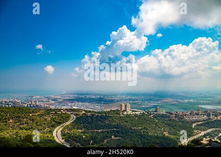 Panoramablick auf die Bucht von Haifa, mit der Innenstadt von Haifa, den Hafen, die Industriezone in einem sonnigen Sommertag. Von der Haifa University aus gesehen. Haifa, N Stockfoto