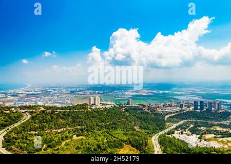 Panoramablick auf die Bucht von Haifa, mit der Innenstadt von Haifa, den Hafen, die Industriezone in einem sonnigen Sommertag. Von der Haifa University aus gesehen. Haifa, N Stockfoto