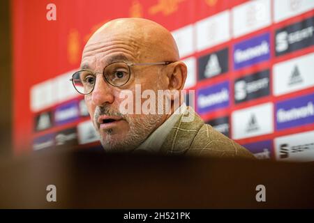 Madrid, Spanien. November 2021. Der Trainer der spanischen U21-Fußballmannschaft, Luis de la Fuente Castillo, gibt auf einer Pressekonferenz beim spanischen Fubol-Verband in Madrid eine Erklärung ab. Kredit: SOPA Images Limited/Alamy Live Nachrichten Stockfoto