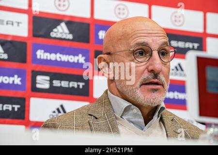 Madrid, Spanien. November 2021. Der Trainer der spanischen U21-Fußballmannschaft, Luis de la Fuente Castillo, gibt auf einer Pressekonferenz beim spanischen Fubol-Verband in Madrid eine Erklärung ab. Kredit: SOPA Images Limited/Alamy Live Nachrichten Stockfoto