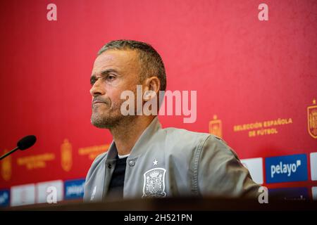 Madrid, Spanien. November 2021. Luis Enrique, Trainer der spanischen Fußballnationalmannschaft, spricht während der Pressekonferenz beim spanischen Fußballverband in Madrid. Er machte die Liste der Spieler offiziell, die in den nächsten Spielen der spanischen Mannschaft spielen werden, um sich für die Qatar 2022 Weltmeisterschaft zu qualifizieren, gegen die Teams von Griechenland und Schweden. Kredit: SOPA Images Limited/Alamy Live Nachrichten Stockfoto