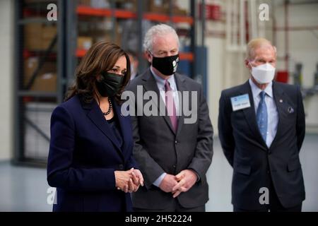 Greenbelt, Maryland, USA. November 2021. Die Vizepräsidentin der Vereinigten Staaten, Kamala Harris, der US-Senator Chris Van Hollen (Demokrat von Maryland) und Bill Nelson, Administrator der National Aeronautics and Space Administration (NASA), hören sich am Freitag, dem 5. November, während einer Rundreise durch das Goddard Space Flight Center der National Aeronautics and Space Administration (NASA) in Greenbelt, Maryland, USA, einen Vortrag an. 2021. Harris gab bekannt, dass die erste Sitzung des Nationalen Weltraumrats der Biden-Regierung am 1. Dezember 2021 stattfinden wird. Quelle: Ting Shen/Pool via CNP/dpa/Alamy Live News Stockfoto