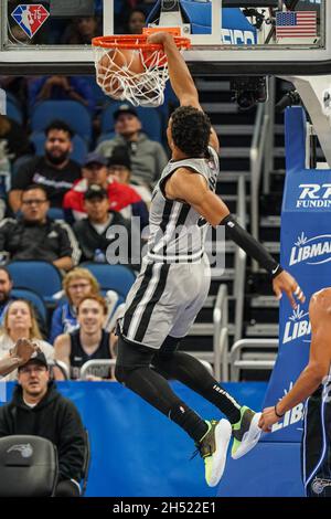 Orlando, Florida, USA, 5. November 2021, San Antonio spurs forward Keldon Johnson #3 macht einen Abstoß gegen die Orlando Magic im Amway Center. (Foto: Marty Jean-Louis) Quelle: Marty Jean-Louis/Alamy Live News Stockfoto