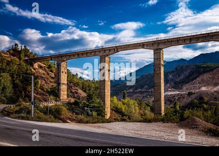 Schöne verlassene Eisenbahnbrücke auf der Eisenbahn von Elbasan nach Pogradec, Nordalbanien. Dieser Teil der Eisenbahn ist geschlossen und verlassen. Stockfoto