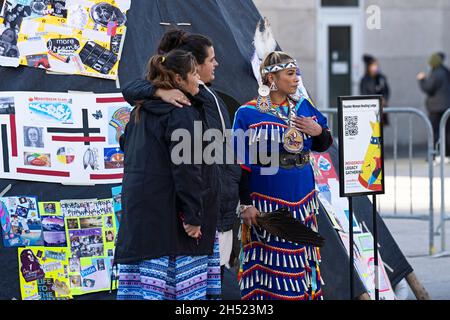 Frauen stehen vor dem Donner Woman Healing LodgeTeepee beim Indigenous Legacy Gathering, am 4. November 2021 in Toronto, Kanada Stockfoto