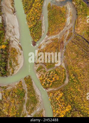 Der Chilliwack River wird am Vedder Crossing mit dem Sweltzer River verbunden, und sein Name ändert sich in den Vedder River Stockfoto