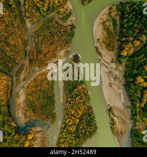 Der Chilliwack River wird am Vedder Crossing mit dem Sweltzer River verbunden, und sein Name ändert sich in den Vedder River Stockfoto