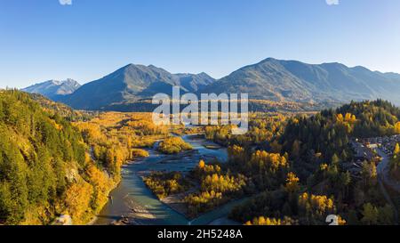 Der Chilliwack River wird am Vedder Crossing mit dem Sweltzer River verbunden, und sein Name ändert sich in den Vedder River Stockfoto