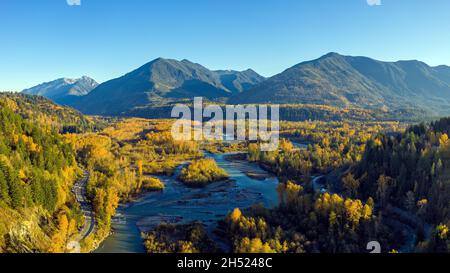 Der Chilliwack River wird am Vedder Crossing mit dem Sweltzer River verbunden, und sein Name ändert sich in den Vedder River Stockfoto