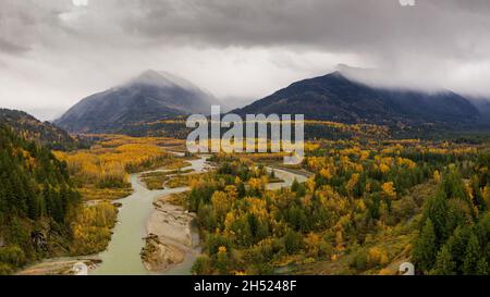 Der Chilliwack River wird am Vedder Crossing mit dem Sweltzer River verbunden, und sein Name ändert sich in den Vedder River Stockfoto