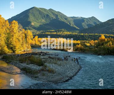 Viele Fischer stehen am Chilliwack River bei Vedder Crossing und versuchen, einen Fisch zu fangen, in Chilliwack City, British Columbia, Kanada Stockfoto