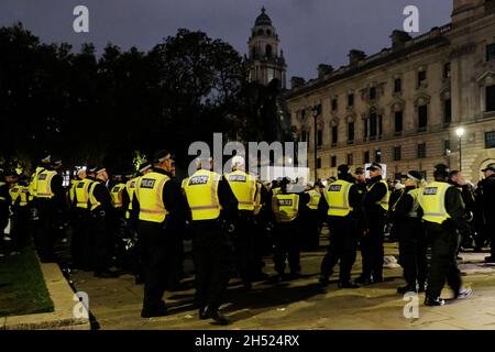 London, Großbritannien, 5. November 2021. Die Demonstranten versammelten sich im Zentrum von London zum Millionen-Maske-Marsch, wo zahlreiche Feuerwerke und Rauchfackeln rund um den Parliament Square abgefeuert wurden. Die Zahlen für die Anti-Establishment-Demonstration wurden durch die Teilnahme von Anti-Impfpass-Demonstranten in diesem Jahr erhöht. Kredit: Elfte Stunde Fotografie/Alamy Live Nachrichten Stockfoto