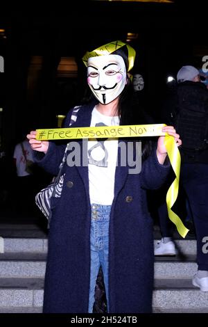 London, Großbritannien, 5. November 2021. Die Demonstranten versammelten sich im Zentrum von London zum Millionen-Maske-Marsch, wo zahlreiche Feuerwerke und Rauchfackeln rund um den Parliament Square abgefeuert wurden. Die Zahlen für die Anti-Establishment-Demonstration wurden durch die Teilnahme von Anti-Impfpass-Demonstranten in diesem Jahr erhöht. Kredit: Elfte Stunde Fotografie/Alamy Live Nachrichten Stockfoto