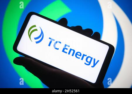 Ukraine. November 2021. In dieser Abbildung ist das Logo der TC Energy Corporation auf einem Smartphone in der Hand zu sehen. Kredit: SOPA Images Limited/Alamy Live Nachrichten Stockfoto