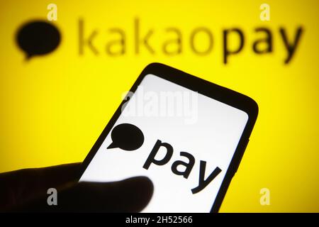 Ukraine. November 2021. In dieser Abbildung ist das Logo der Kakao Pay Corp. Auf einem Smartphone und einem pc-Bildschirm zu sehen. Kredit: SOPA Images Limited/Alamy Live Nachrichten Stockfoto