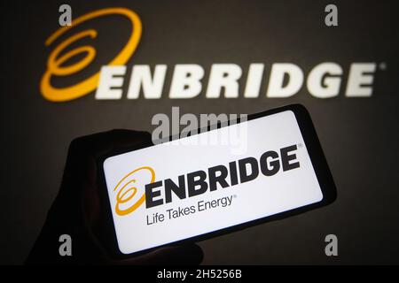 Ukraine. November 2021. In dieser Abbildung ist das Logo von Enbridge Inc. Auf einem Smartphone- und pc-Bildschirm zu sehen. Kredit: SOPA Images Limited/Alamy Live Nachrichten Stockfoto