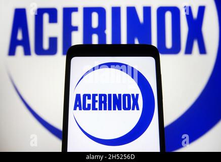 Ukraine. November 2021. In dieser Abbildung ist das Logo der Acerinox S.A. auf einem Smartphone-Bildschirm und im Hintergrund zu sehen. Kredit: SOPA Images Limited/Alamy Live Nachrichten Stockfoto