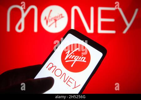 Ukraine. November 2021. In dieser Abbildung ist das Virgin Money UK-Logo auf einem Smartphone und im Hintergrund zu sehen. Kredit: SOPA Images Limited/Alamy Live Nachrichten Stockfoto