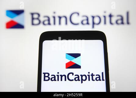 Ukraine. November 2021. In dieser Abbildung ist das Logo von Bain Capital, LP, auf einem Smartphone und einem pc-Bildschirm zu sehen. (Foto von Pavlo Gonchar/SOPA Images/Sipa USA) Quelle: SIPA USA/Alamy Live News Stockfoto