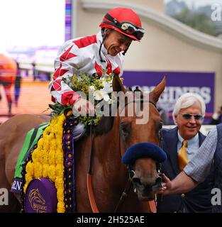 Del Mar, USA. November 2021. Corniche, mit Jockey Mike Smith, begleitet von Trainer Bob Baffert, geht nach dem Gewinn des Breeders' Cup Juvenile-Rennens bei den Breeders' Cup Championships auf der Del Mar Rennstrecke in Del Mar, Kalifornien, in den Siegerkreis. 5. November 2021. Foto von Mark Abraham/UPI Credit: UPI/Alamy Live News Stockfoto