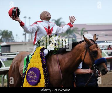 Del Mar, USA. November 2021. Mike Smith feiert an Bord von Corniche, nachdem er das Breeders' Cup Juvenile-Rennen bei den Breeders' Cup Championships auf der Del Mar Rennstrecke in Del Mar, Kalifornien, gewonnen hat. 5. November 2021. Foto von Mark Abraham/UPI Credit: UPI/Alamy Live News Stockfoto