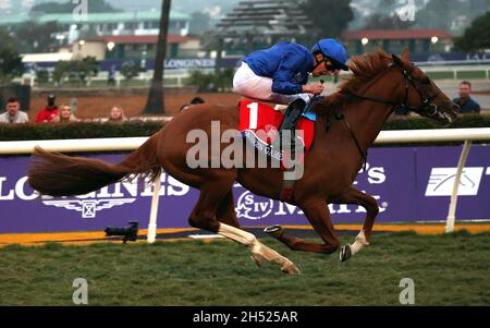 Del Mar, USA. November 2021. Modern Games, geritten von William Buick, gewinnt den Breeders' Cup Juvenile Turf bei den Breeders' Cup Championships auf der Del Mar Rennstrecke in Del Mar California. 5. November 2021. Foto von Mark Abraham/UPI Credit: UPI/Alamy Live News Stockfoto