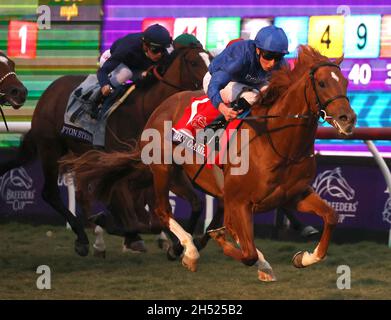 Del Mar, USA. November 2021. Modern Games, geritten von William Buick, gewinnt den Breeders' Cup Juvenile Turf bei den Breeders' Cup Championships auf der Del Mar Rennstrecke in Del Mar California. 5. November 2021. Foto von Mark Abraham/UPI Credit: UPI/Alamy Live News Stockfoto