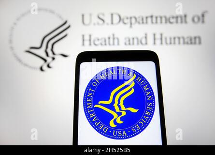 Ukraine. November 2021. In dieser Abbildung ist das Siegel des US-Gesundheitsministeriums (HHS) auf einem Smartphone-Bildschirm und im Hintergrund zu sehen. (Foto von Pavlo Gonchar/SOPA Images/Sipa USA) Quelle: SIPA USA/Alamy Live News Stockfoto