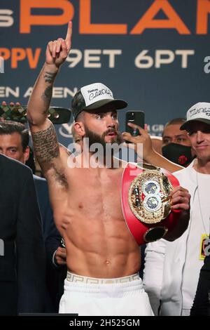 Las Vegas, Nevada, USA. November 2021. LAS VEGAS, NV – 6. NOVEMBER: Boxer Caleb Plant posiert auf der Waage während der offiziellen Wägung für seinen Kampf gegen Canelo Alvarez in der MGM Grand Garden Arena am 6. November 2021 in Las Vegas, Nevada.die Kämpfer werden sich am 7. November in Las Vegas in einem WBA/WBC/WBO super-midlewight 168-Pfund-Titelkampf treffen. (Bild: © Alejandro Salazar/PX Imagens via ZUMA Press Wire) Bild: ZUMA Press, Inc./Alamy Live News Stockfoto