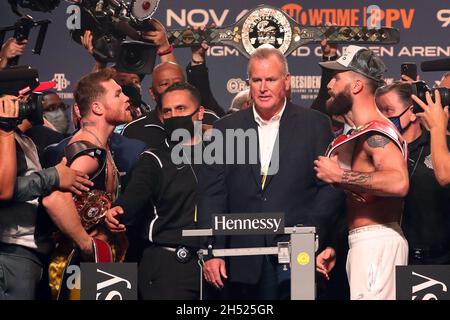 Las Vegas, Nevada, USA. November 2021. LAS VEGAS, NV – 6. NOVEMBER: (L-R) die Kämpfer von Canelo Alvarez und Caleb Plant treten während der offiziellen Wägung in der MGM Grand Garden Arena am 6. November 2021 in Las Vegas, Nevada, gegeneinander an.die Kämpfer werden sich am 7. November in Las Vegas in einem WBA/WBC/WBO Super-midlewight-Titelkampf mit 168 Pfund treffen. (Bild: © Alejandro Salazar/PX Imagens via ZUMA Press Wire) Bild: ZUMA Press, Inc./Alamy Live News Stockfoto