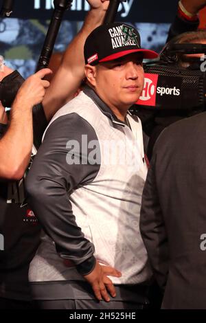 Las Vegas, Nevada, USA. November 2021. LAS VEGAS, NV - 6. NOVEMBER: Canelos Trainer Eddy Reynoso während der offiziellen Einwaage von Canelo Alvarez und Caleb Plant in der MGM Grand Garden Arena am 6. November 2021 in Las Vegas, Nevada, treffen sich die Kämpfer am 168. November in einem WBA/WBC/WBO super-middlewight 7-Pfund-Titelkampf in Las Vegas. (Bild: © Alejandro Salazar/PX Imagens via ZUMA Press Wire) Bild: ZUMA Press, Inc./Alamy Live News Stockfoto