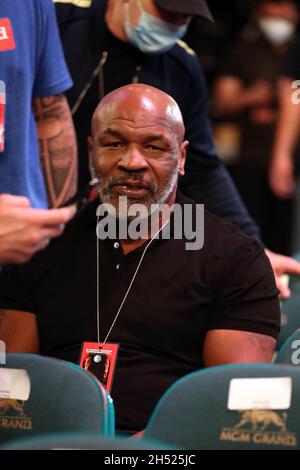 Las Vegas, Nevada, USA. November 2021. LAS VEGAS, NV - 6. NOVEMBER: Der ehemalige Boxer Mike Tyson während der offiziellen Einwaage von Canelo Alvarez und Caleb Plant in der MGM Grand Garden Arena am 6. November 2021 in Las Vegas, Nevada, treffen sich die Kämpfer am 7. November in einem WBA/WBC/WBO Super-midlewight 168-Pfund-Titelkampf in Las Vegas. (Bild: © Alejandro Salazar/PX Imagens via ZUMA Press Wire) Bild: ZUMA Press, Inc./Alamy Live News Stockfoto