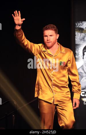 Las Vegas, Nevada, USA. November 2021. LAS VEGAS, NV – 6. NOVEMBER: Boxer Canelo Alvarez begrüßt das Publikum beim offiziellen Wägen für seinen Kampf gegen Caleb Plant in der MGM Grand Garden Arena am 6. November 2021 in Las Vegas, Nevada.die Kämpfer treffen sich am 7. November in Las Vegas in einem WBA/WBC/WBO super-midlewight 168-Pfund-Titelkampf. (Bild: © Alejandro Salazar/PX Imagens via ZUMA Press Wire) Bild: ZUMA Press, Inc./Alamy Live News Stockfoto