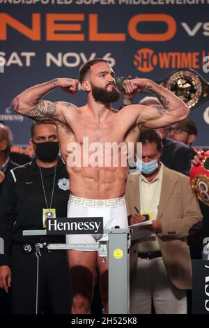 Las Vegas, Nevada, USA. November 2021. LAS VEGAS, NV – 6. NOVEMBER: Boxer Caleb Plant posiert auf der Waage während der offiziellen Wägung für seinen Kampf gegen Canelo Alvarez in der MGM Grand Garden Arena am 6. November 2021 in Las Vegas, Nevada.die Kämpfer werden sich am 7. November in Las Vegas in einem WBA/WBC/WBO super-midlewight 168-Pfund-Titelkampf treffen. (Bild: © Alejandro Salazar/PX Imagens via ZUMA Press Wire) Bild: ZUMA Press, Inc./Alamy Live News Stockfoto