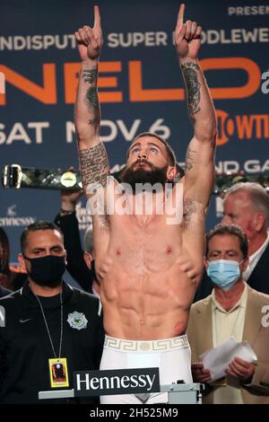 Las Vegas, Nevada, USA. November 2021. LAS VEGAS, NV – 6. NOVEMBER: Boxer Caleb Plant posiert auf der Waage während der offiziellen Wägung für seinen Kampf gegen Canelo Alvarez in der MGM Grand Garden Arena am 6. November 2021 in Las Vegas, Nevada.die Kämpfer werden sich am 7. November in Las Vegas in einem WBA/WBC/WBO super-midlewight 168-Pfund-Titelkampf treffen. (Bild: © Alejandro Salazar/PX Imagens via ZUMA Press Wire) Bild: ZUMA Press, Inc./Alamy Live News Stockfoto